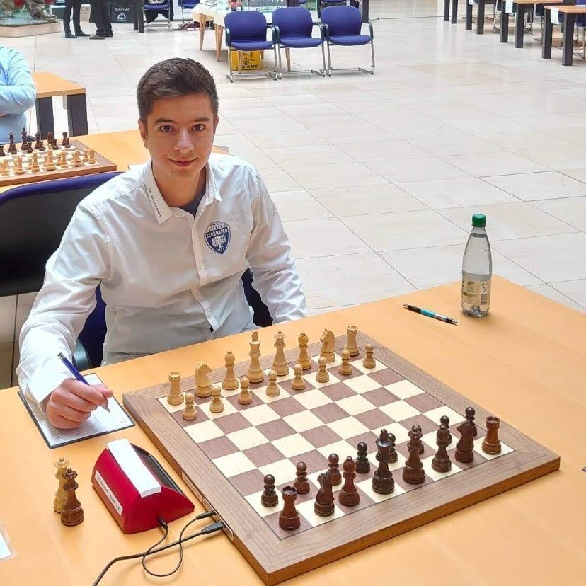 Jadranko Plenča concentrating at the board during a tournament game
